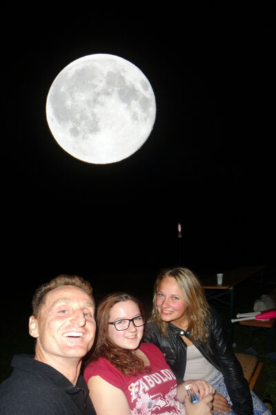 Gruppenfoto bei Mondlicht
